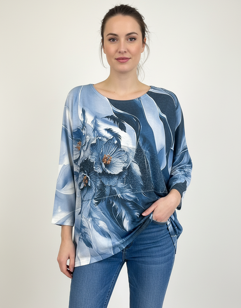 Блуза с флорален принт облечена на жена с дънки