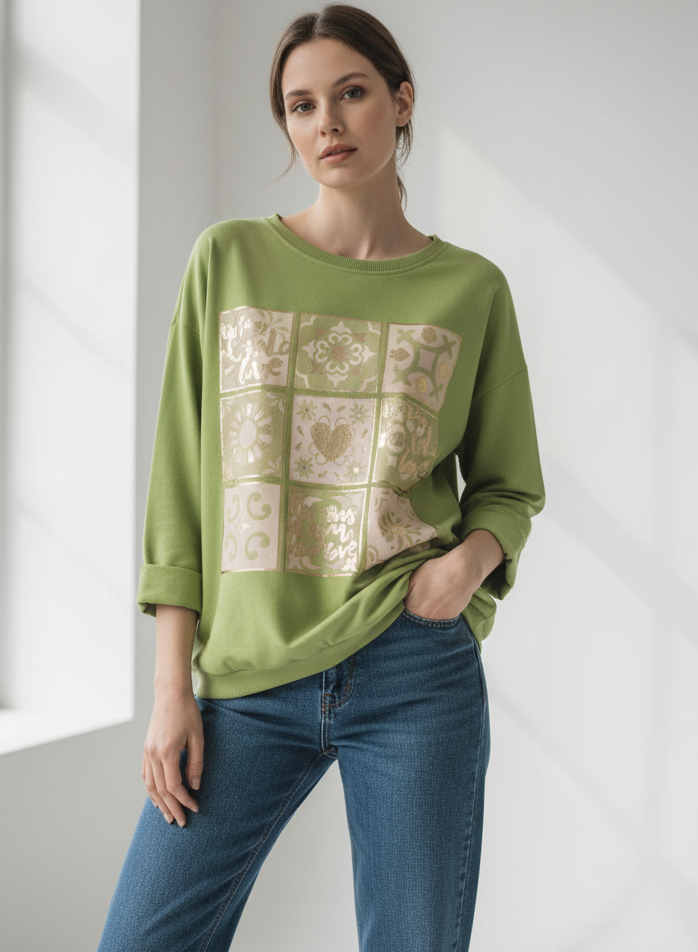 Блуза на жена с дънки