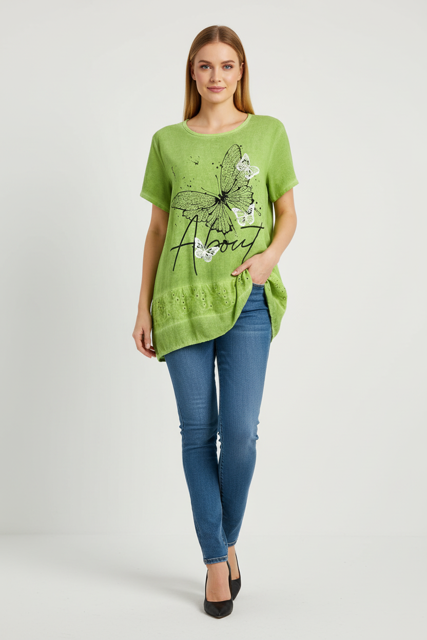 Модел със зелена блуза с пеперуди и дънки