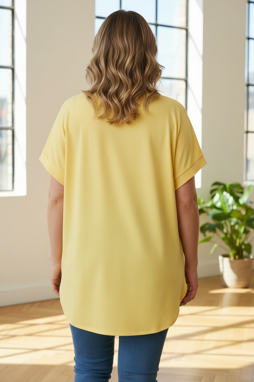 Гръб на жълта блуза облечена на модел