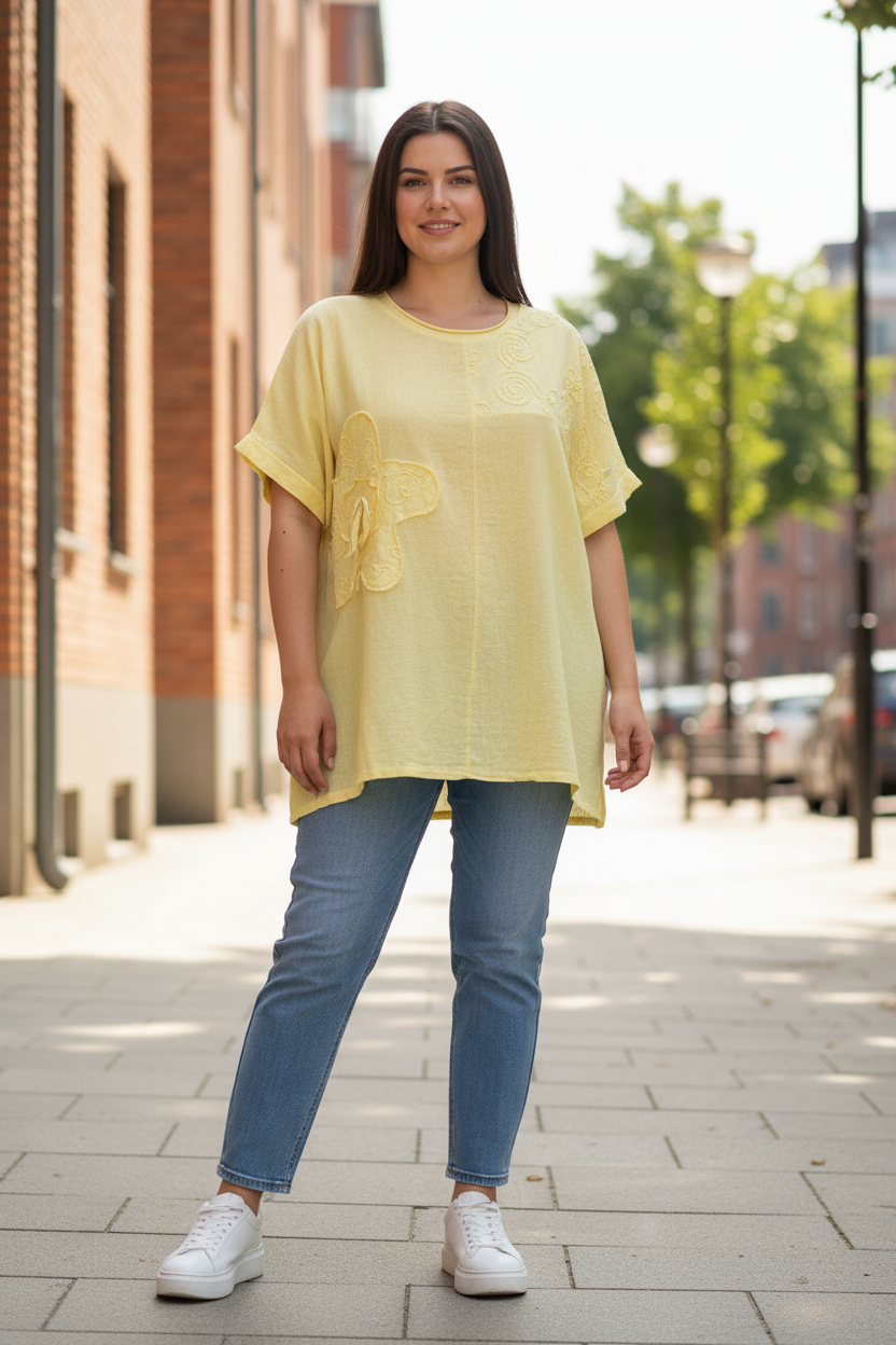 Жълта туника — ръце свободни, светли дънки, спортни обувки