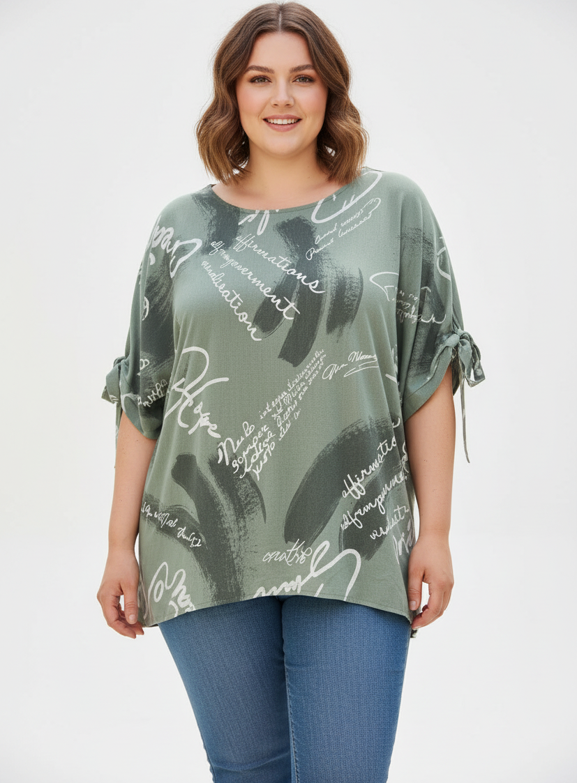 Блуза на по-едра жена със светъл фон