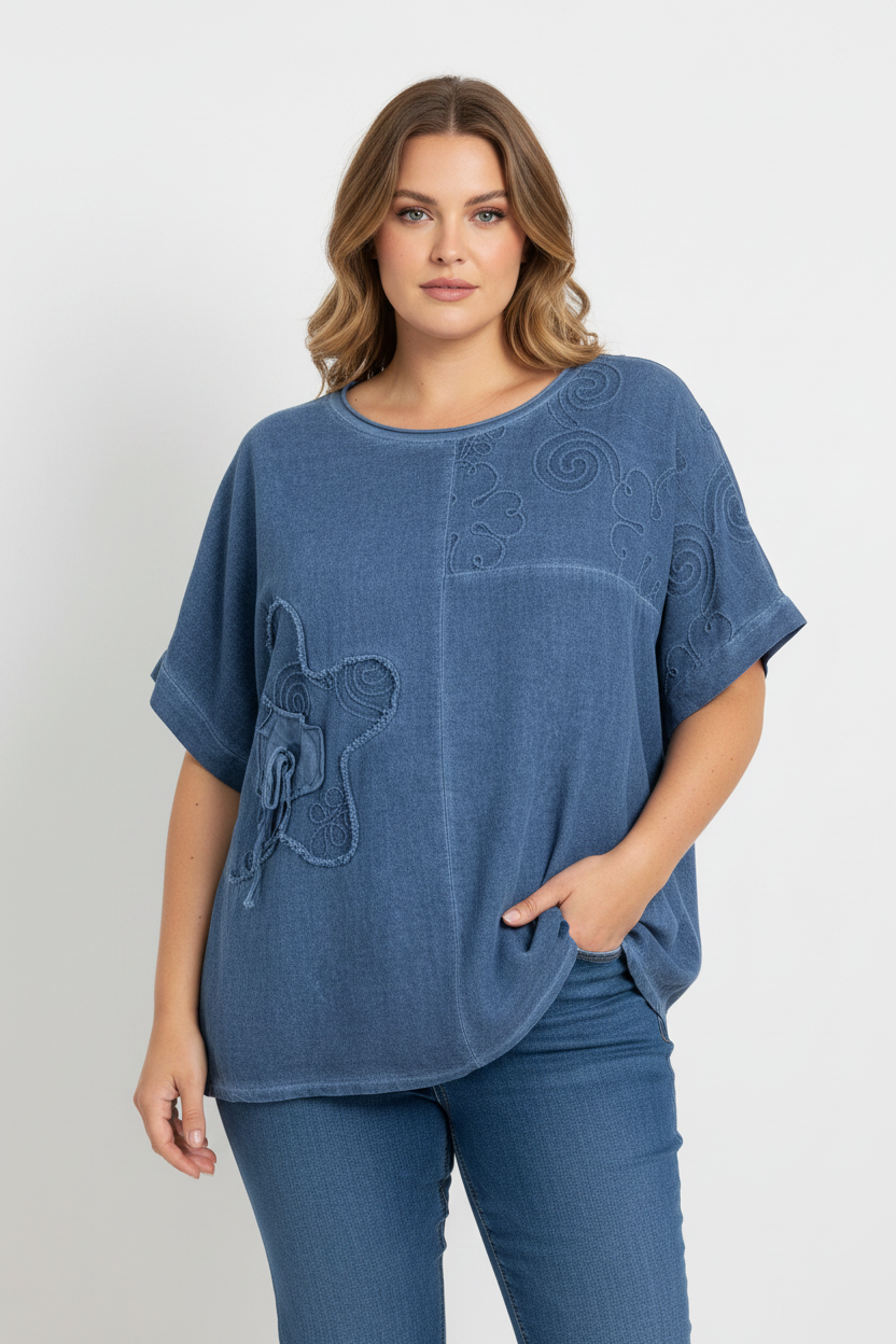 Синя блуза на по-едра жена с дънки