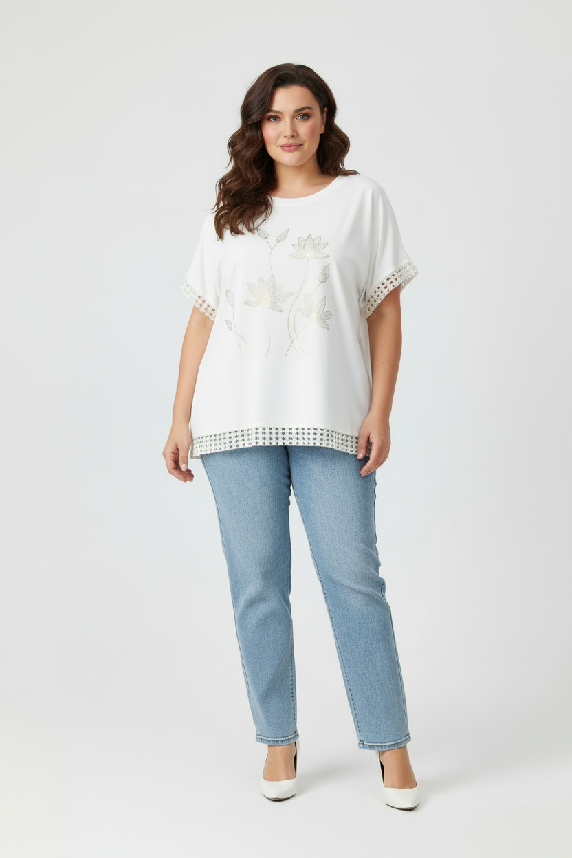 Фронтално изображение на бяла блуза