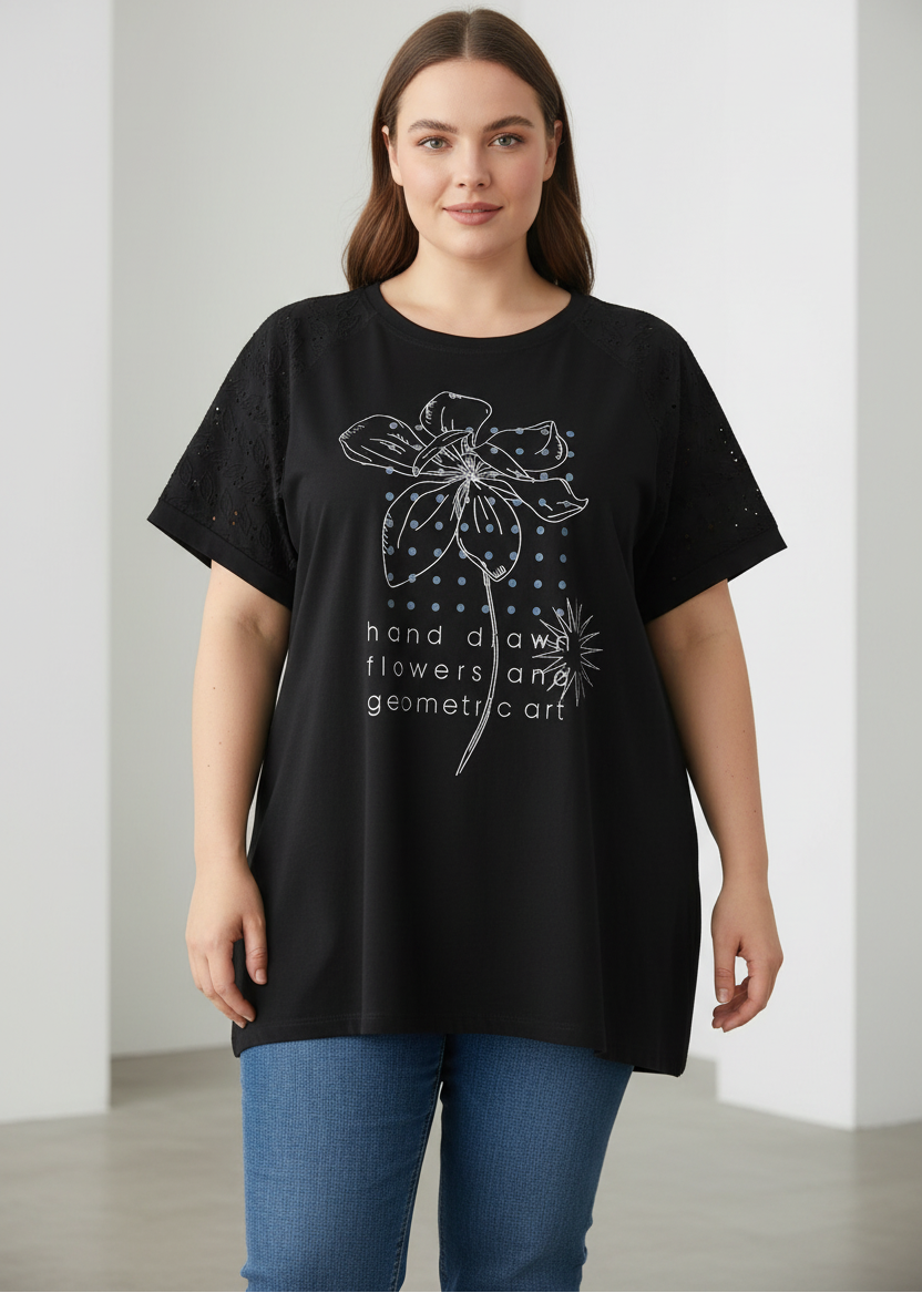 Черна блуза с флорален принт на по-едра жена с дънки