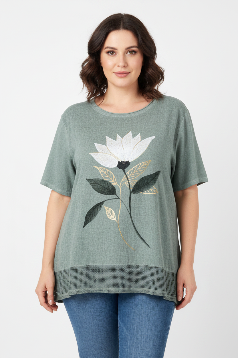 Зелена блуза с флорален принт на по-едра жена с дънки