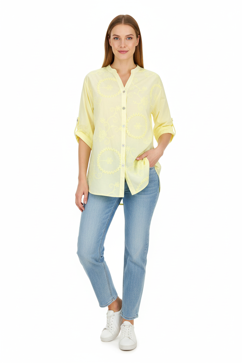 Риза Холи на жена със светла кожа и светли дънки