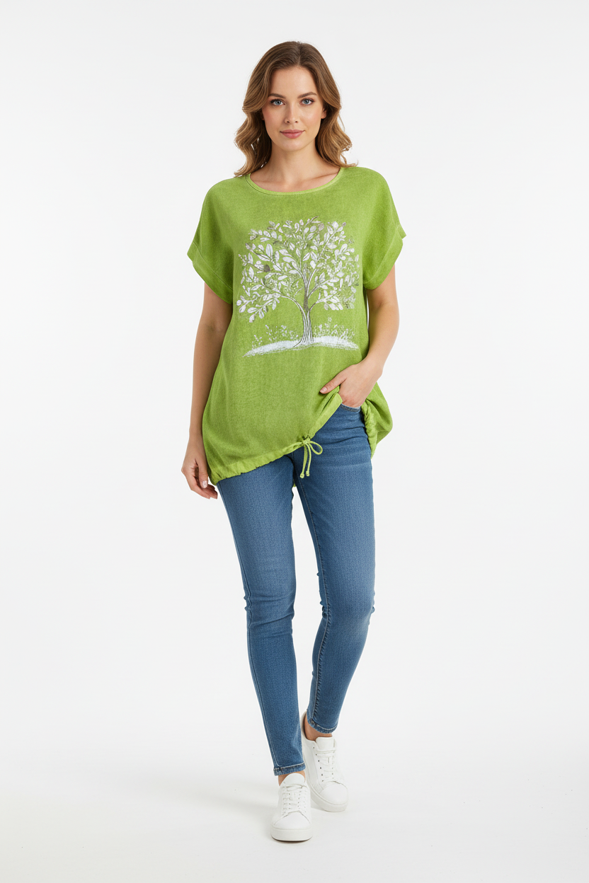 Модел с блуза и дънки