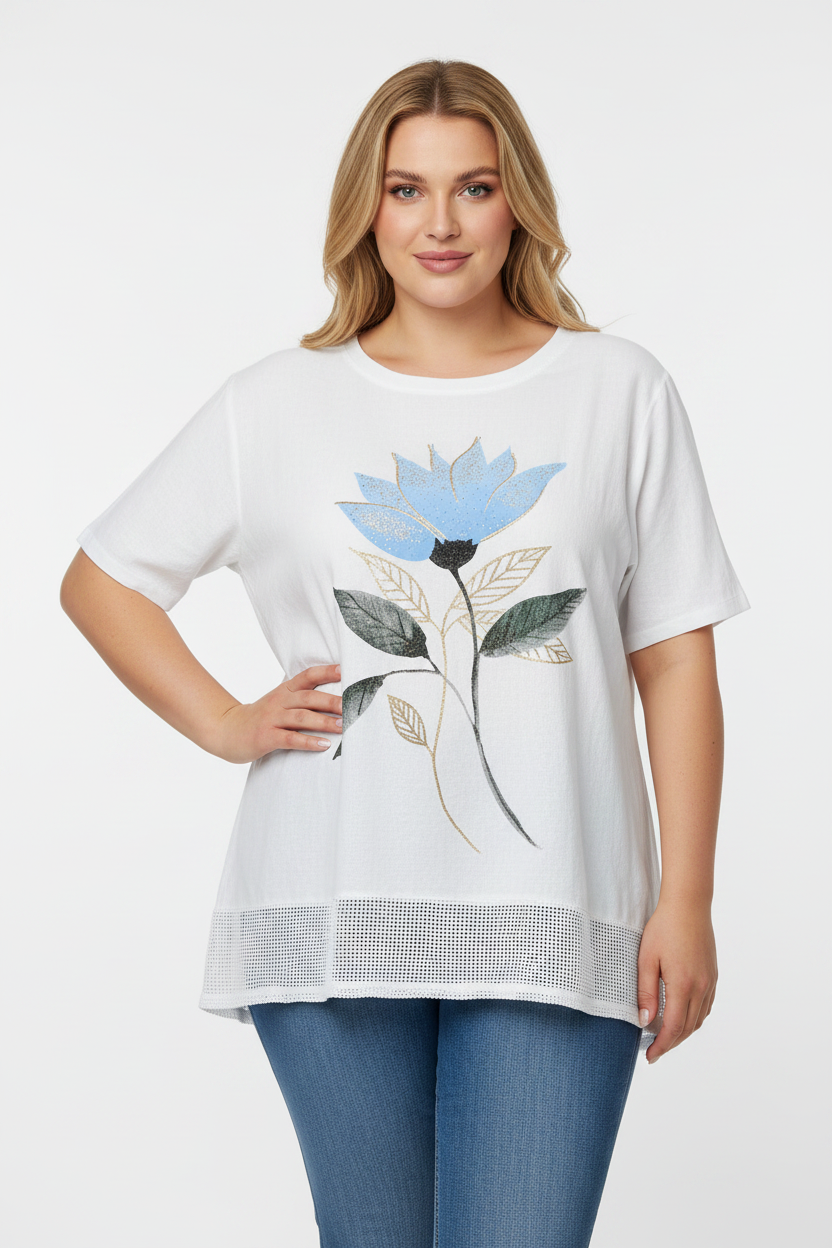 Бяла блуза със син флорален принт — анфас, ръка на ханша