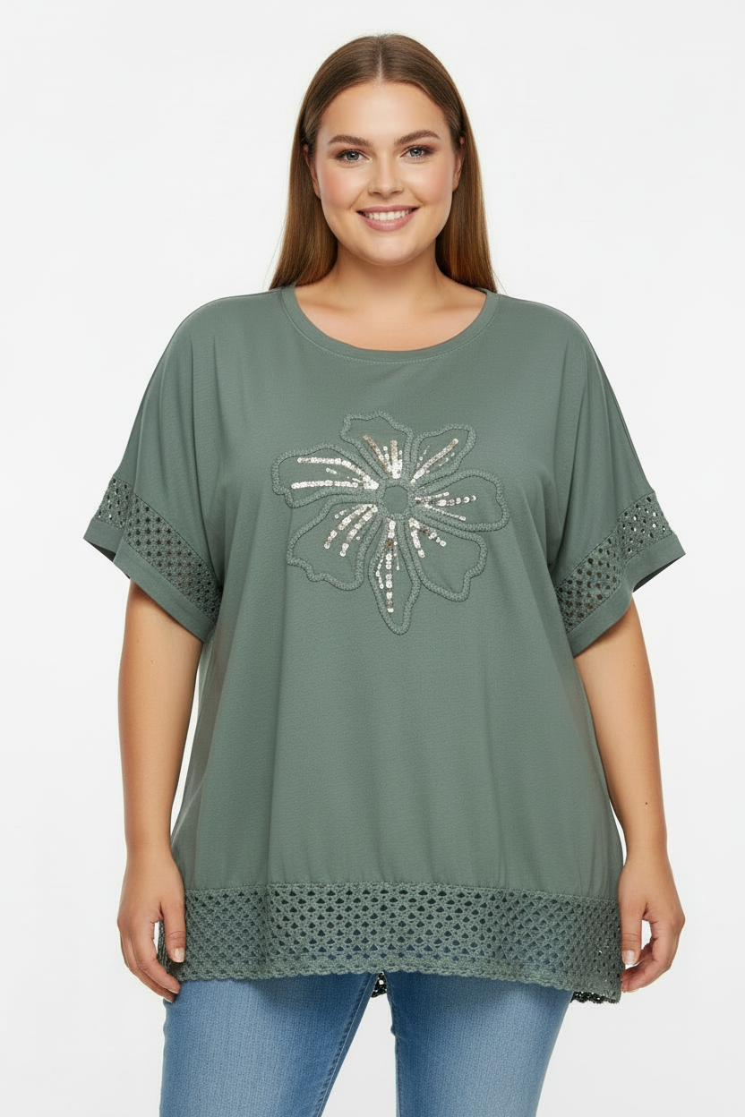 Зелена блуза ръце отпуснати