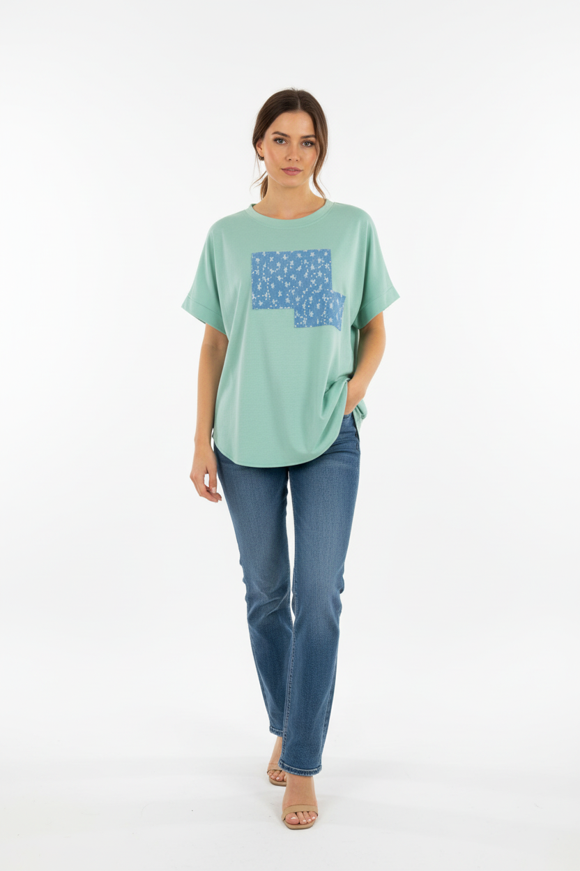 Ментово зелена блуза на бял фон