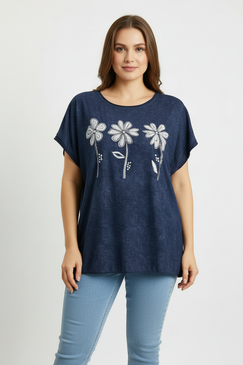 Тъмносиня блуза светли тесни дънки