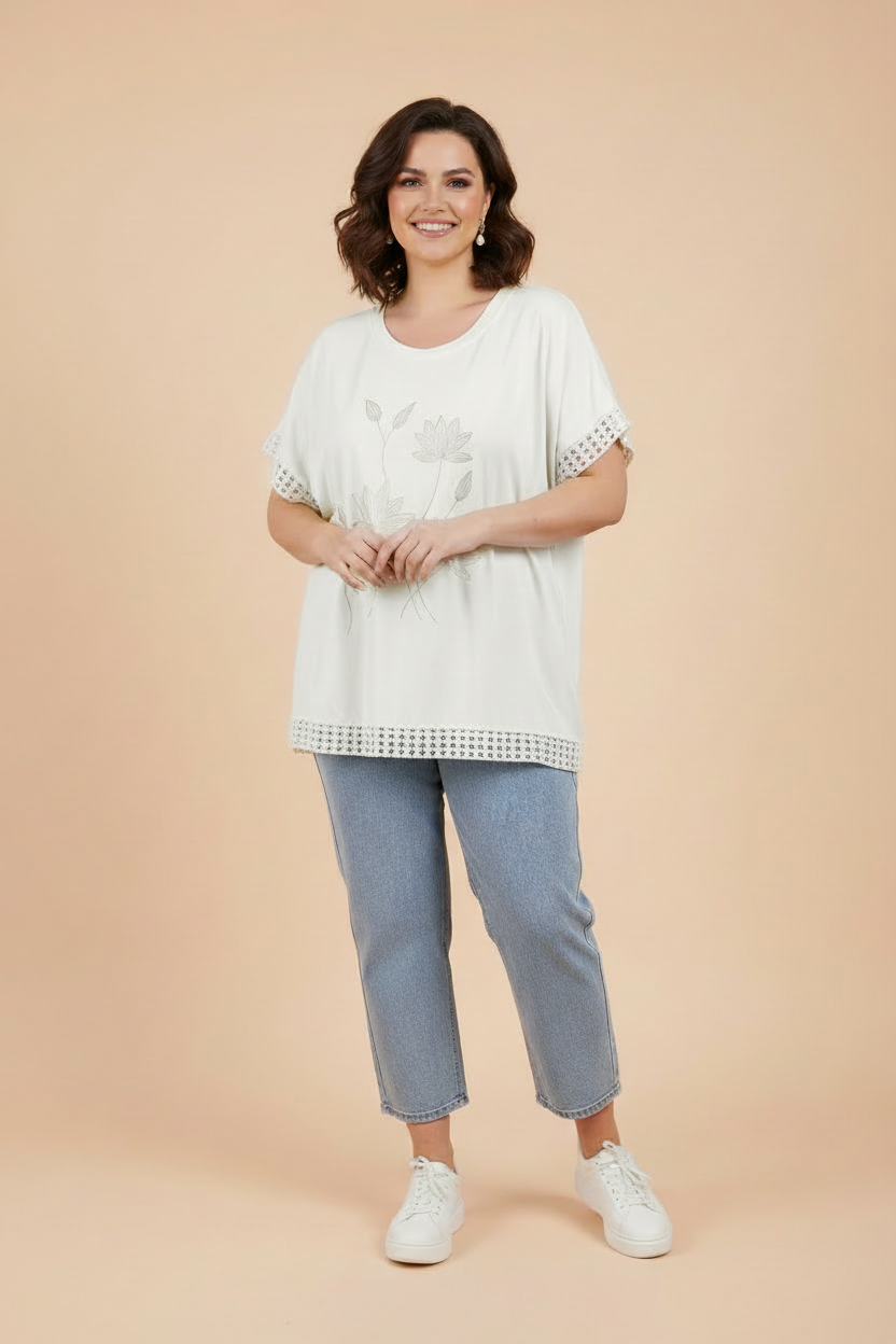 Бяла блуза с дълги дънки и спортни обувки