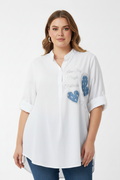 Бяла риза със сърца - по-близък план