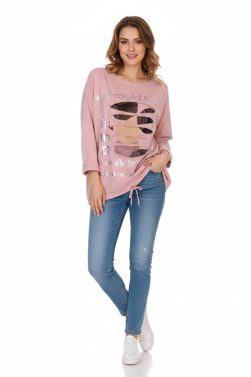 Розова блуза облечена на жена с дънки