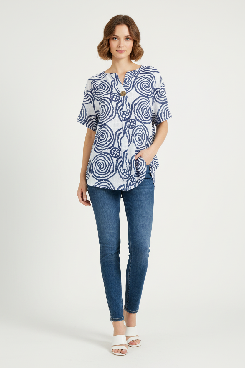 Модел с бяло-синя блуза и дънки