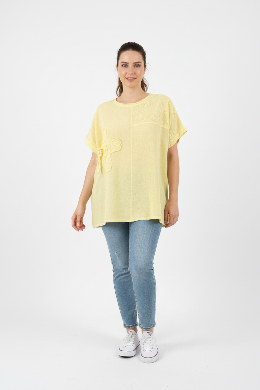 Жълта туника със свободна стойка и маратонки