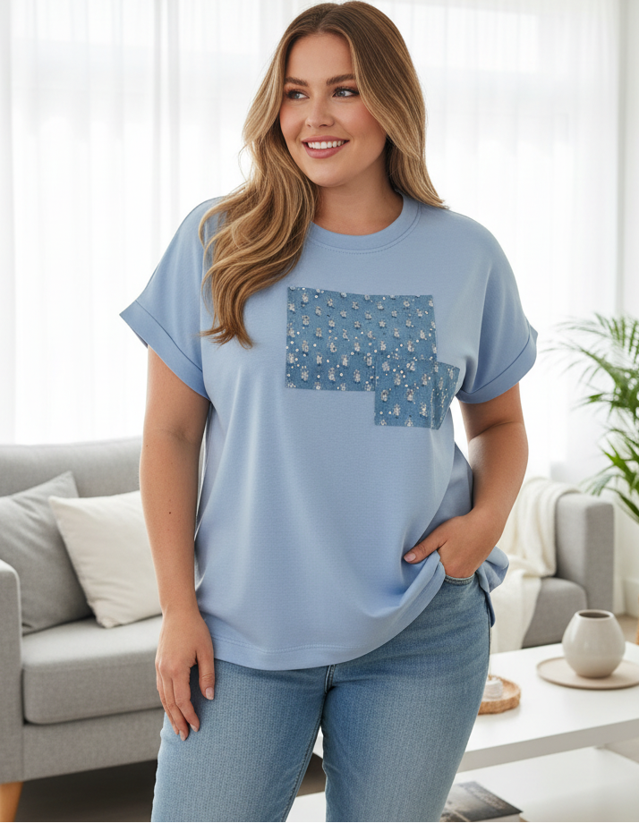 Светлосиня блуза с кръпки хол фон