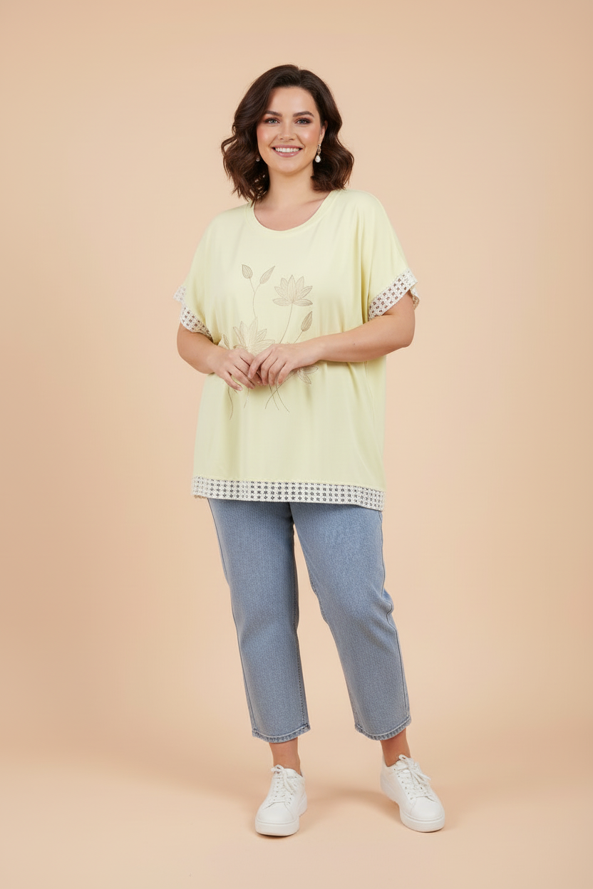 Блуза с дълги дънки и спортни обувки