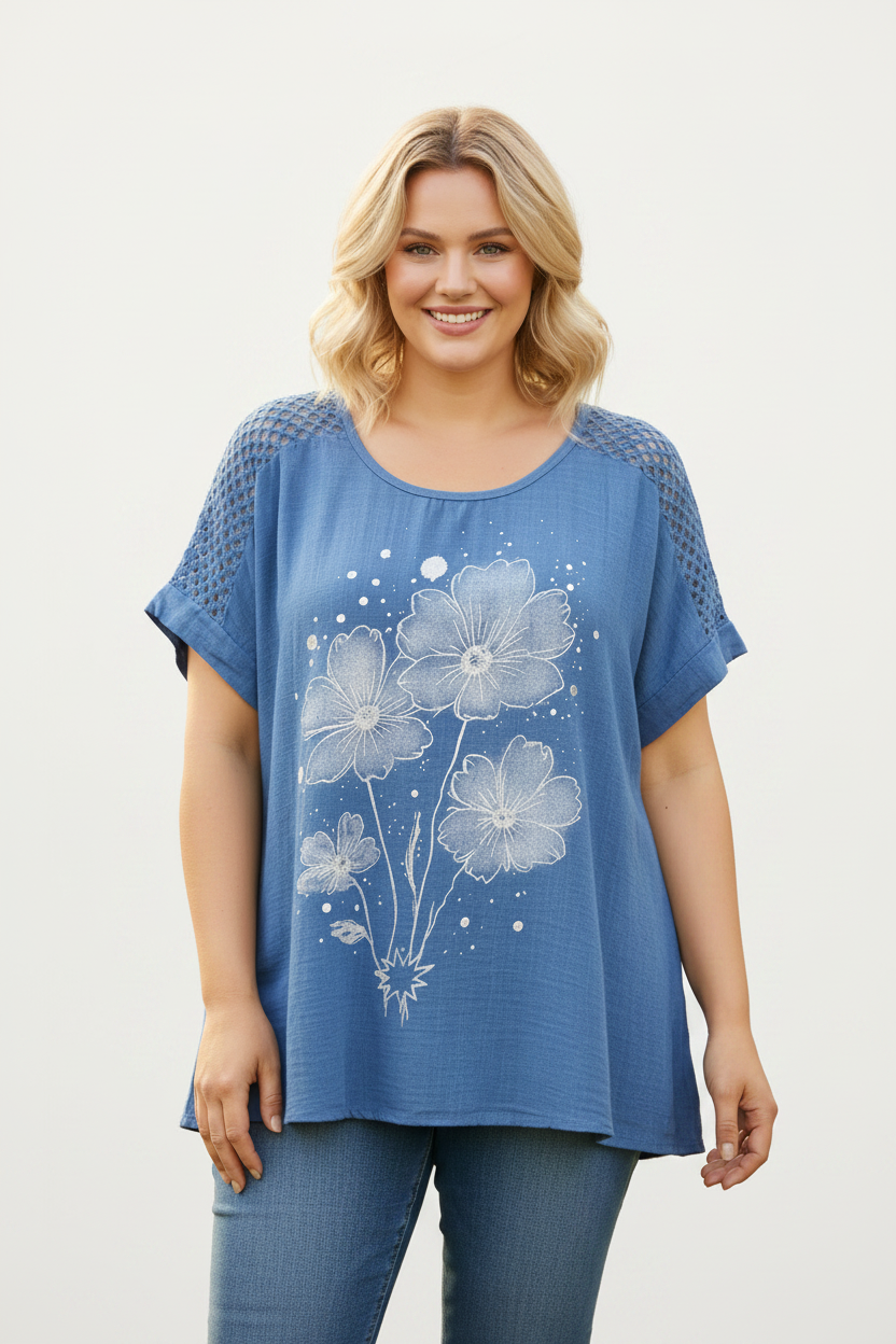 Синя блуза - светъл фон