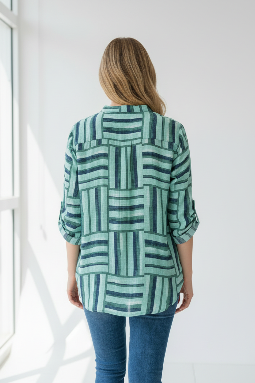 Модел с по-къса блуза - изглед отзад