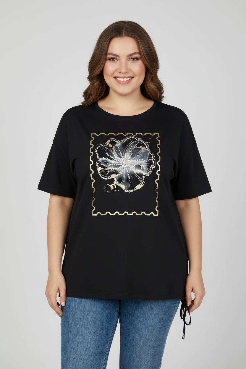 Черна блуза с цвете и дънки