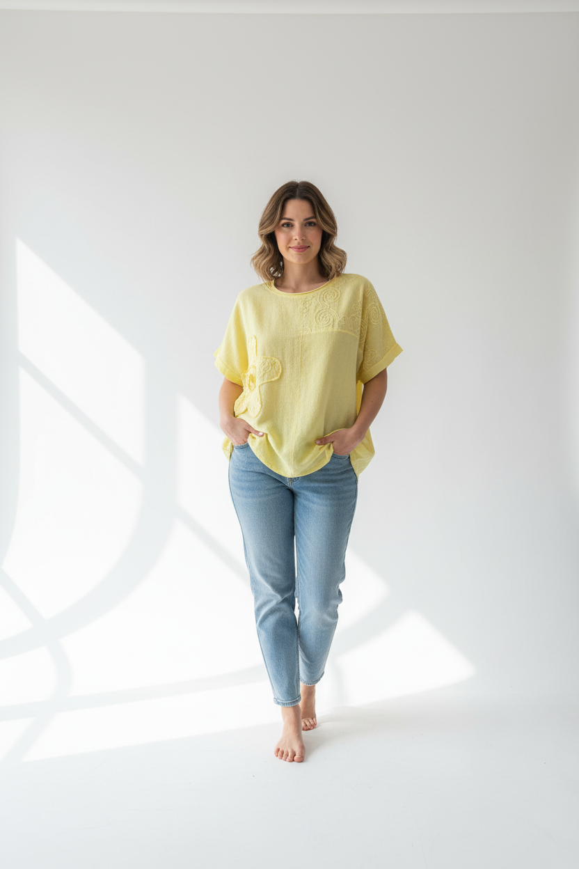 Жълта туника на по-едра жена