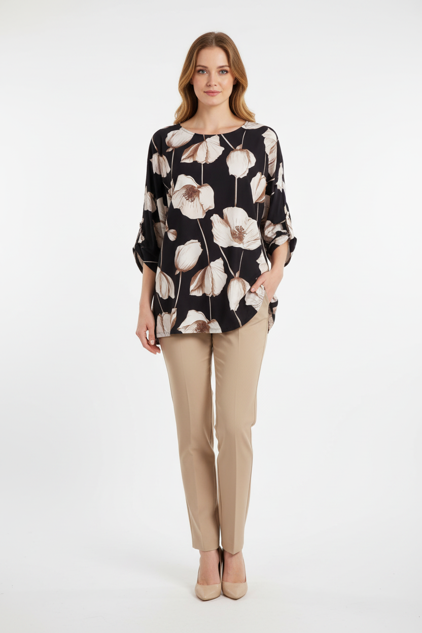 Черна блуза с цветя и бежов панталон