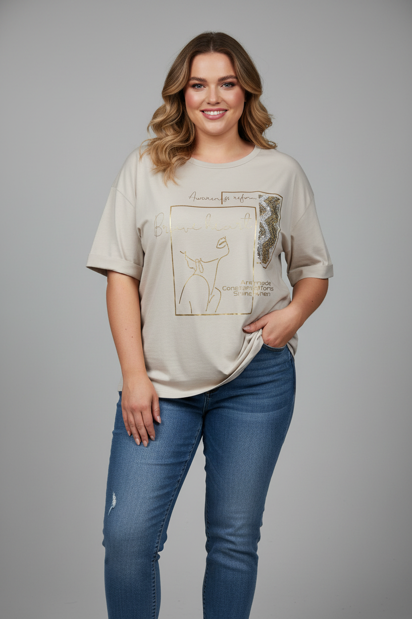 Бежова блуза на по-едра жена с дънки