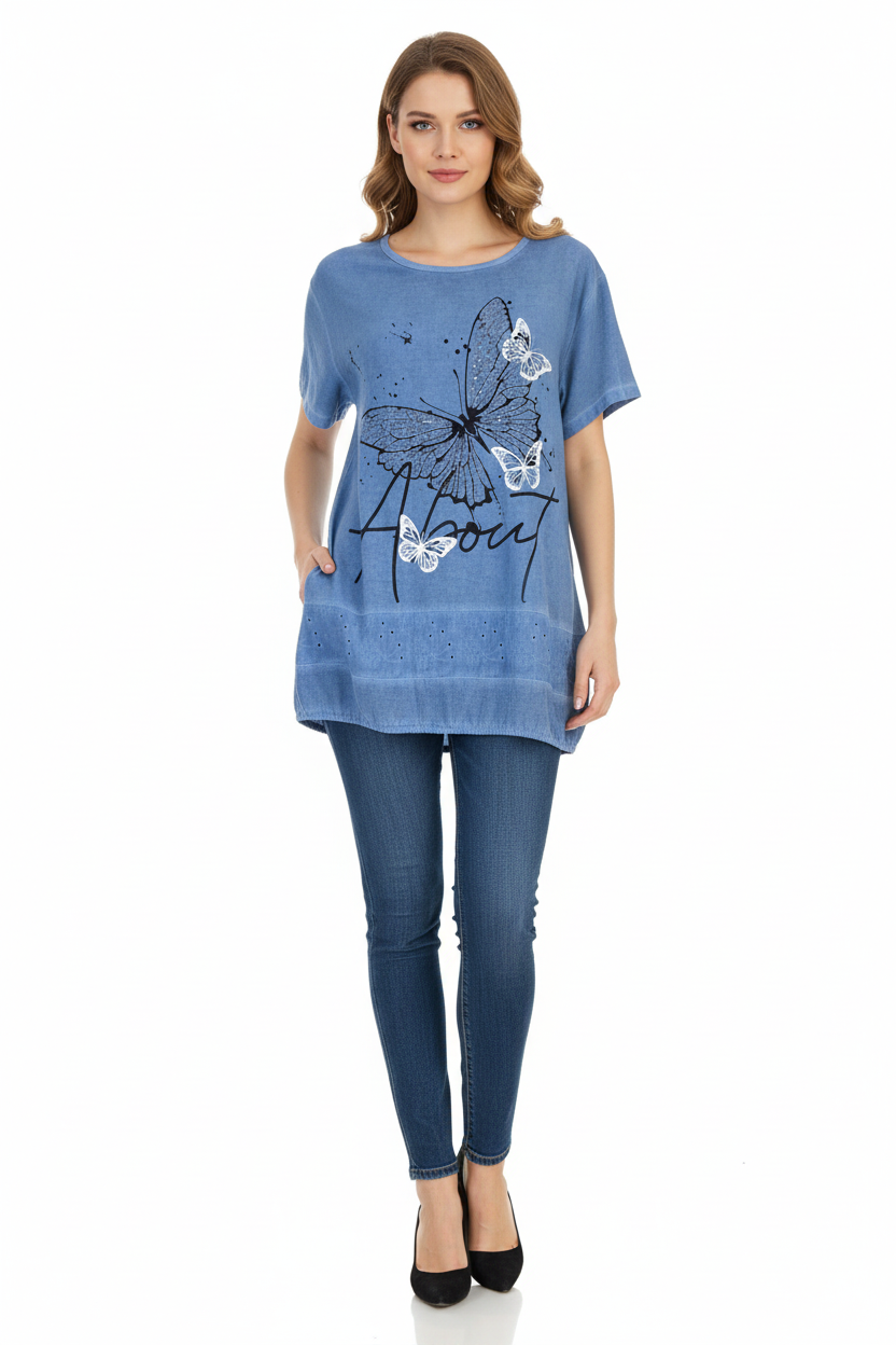Модел със синя блуза с пеперуди и дънки