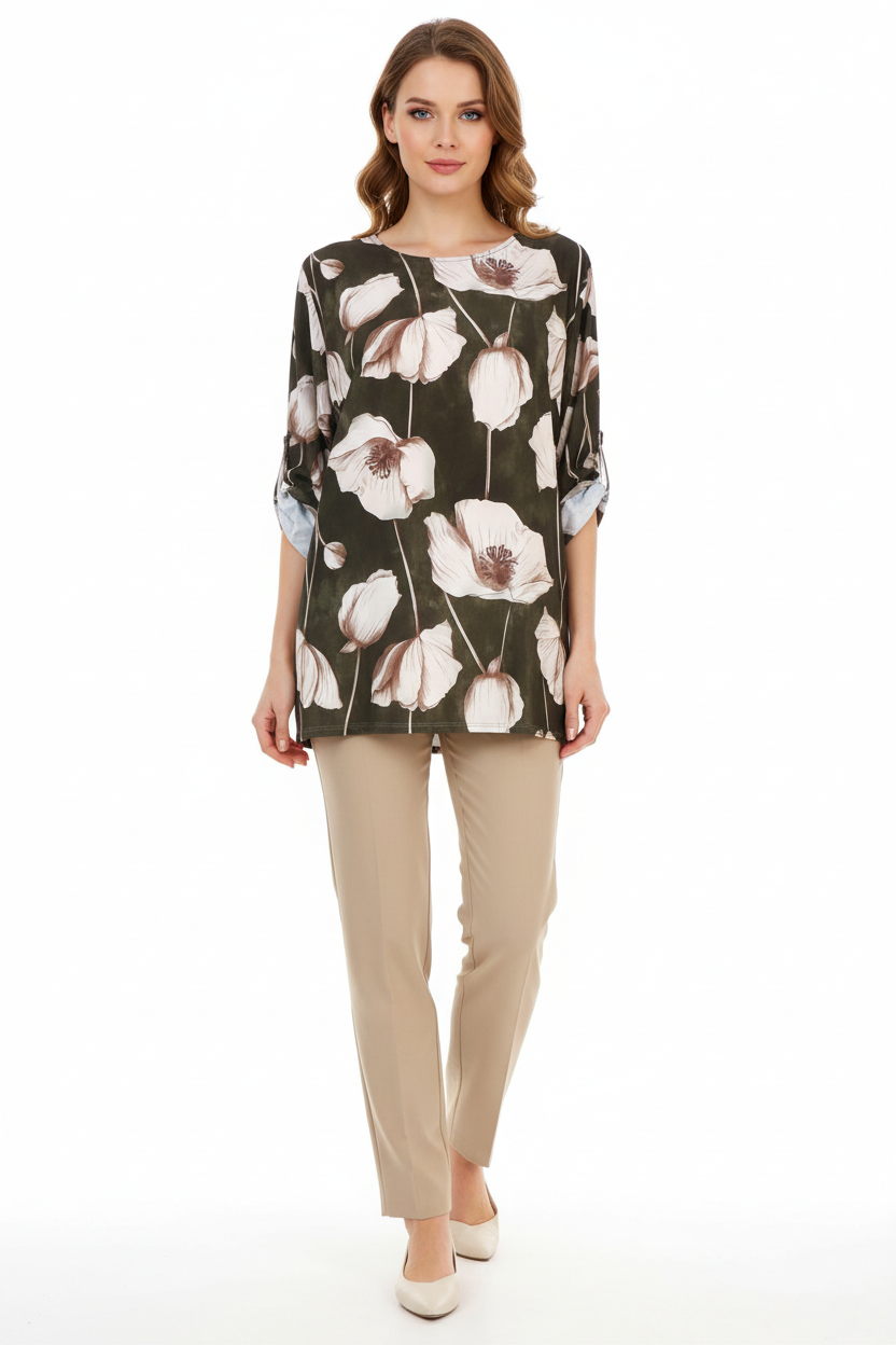 Блуза с цветя и бежов панталон
