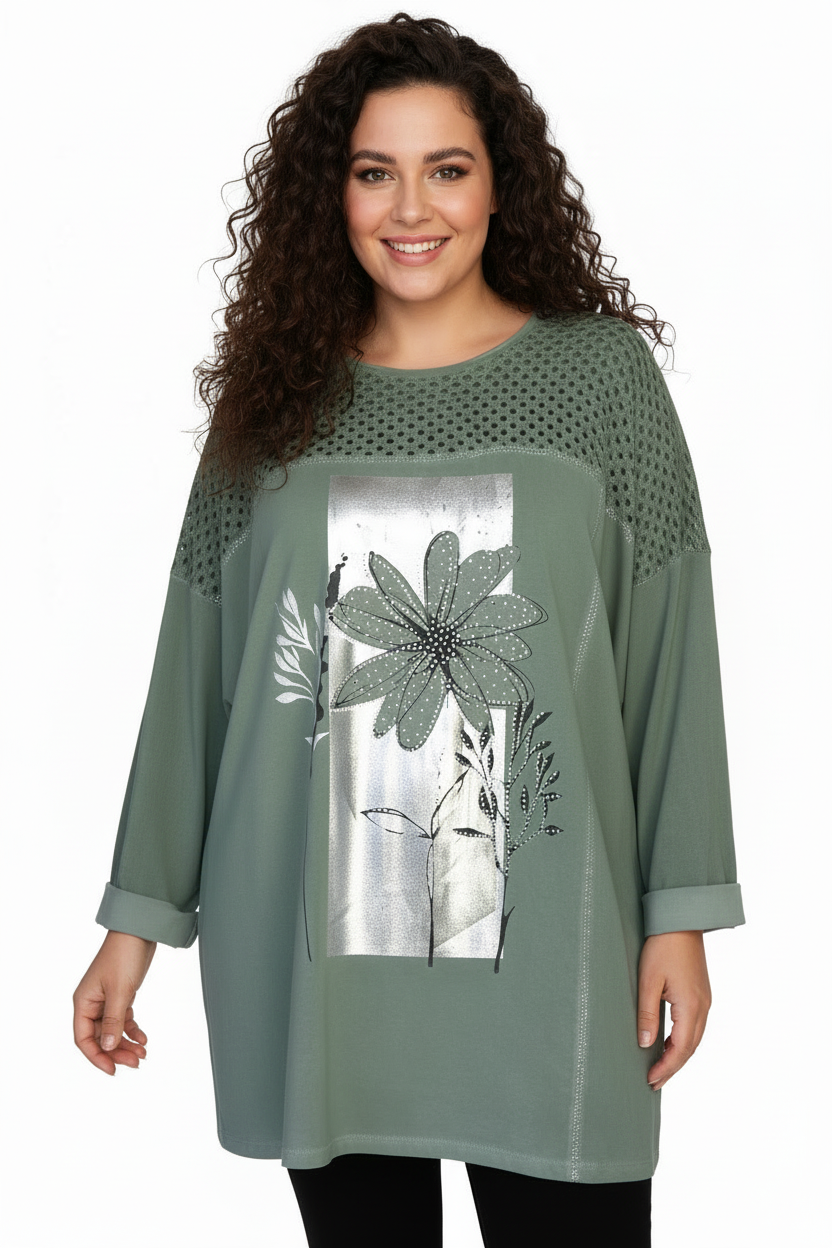 Блуза Вера облечена на модел - по-къса