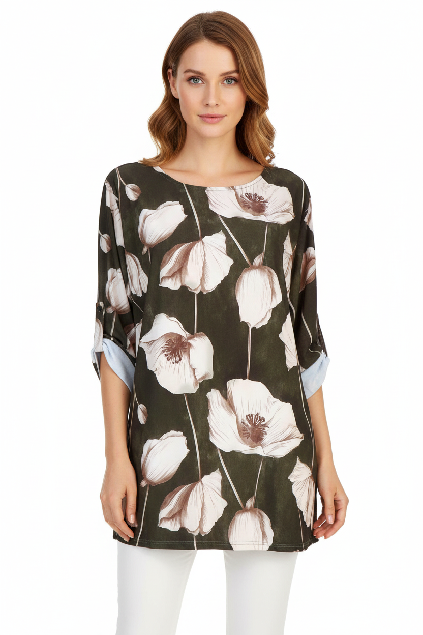 Блуза с цветя на модел