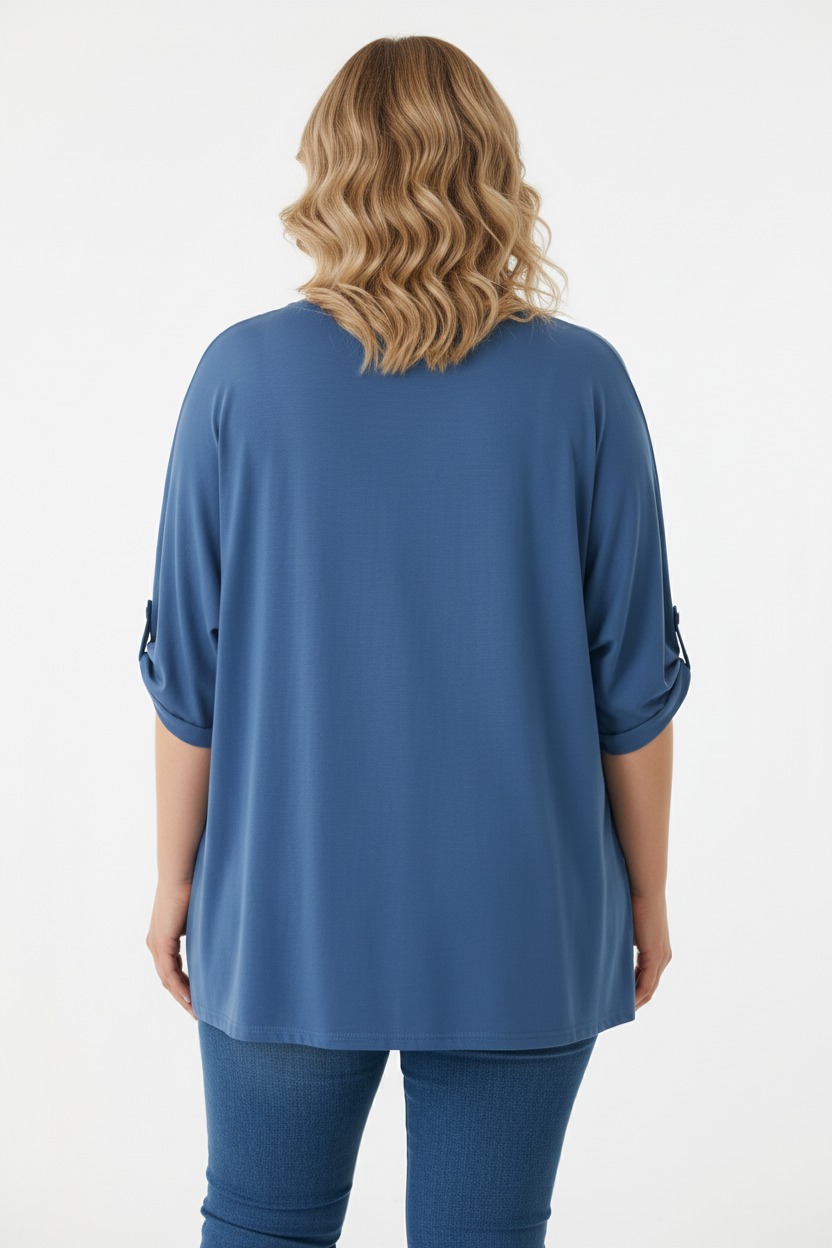 Гръб на синя блуза на блондинка