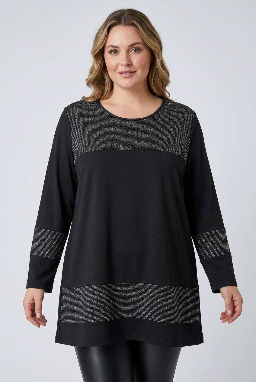 Близък план на черната туника с фини блестящи ленти, съчетана с кожен клин
