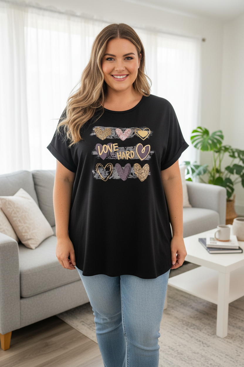 Черна блуза Love Hard хол фон