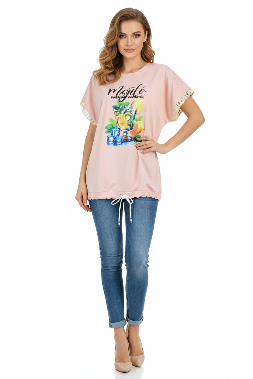 Модел с розова блуза Mojito и дънки
