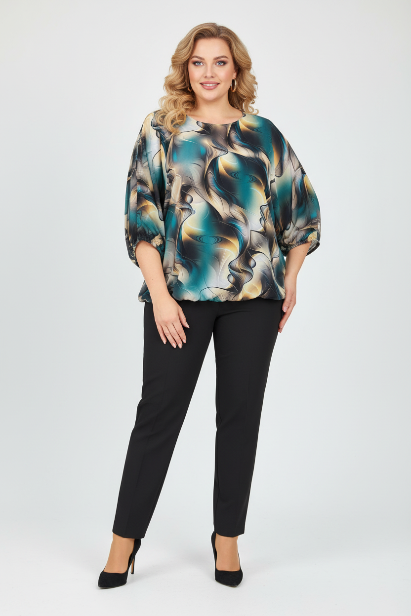 Нов plus-size модел с абстрактна блуза